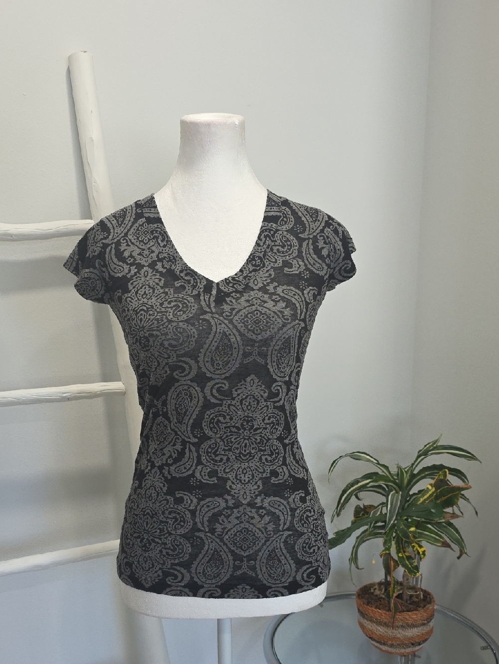 Black Paisley Sheer Stretch V-Neck Short Sleeve Top